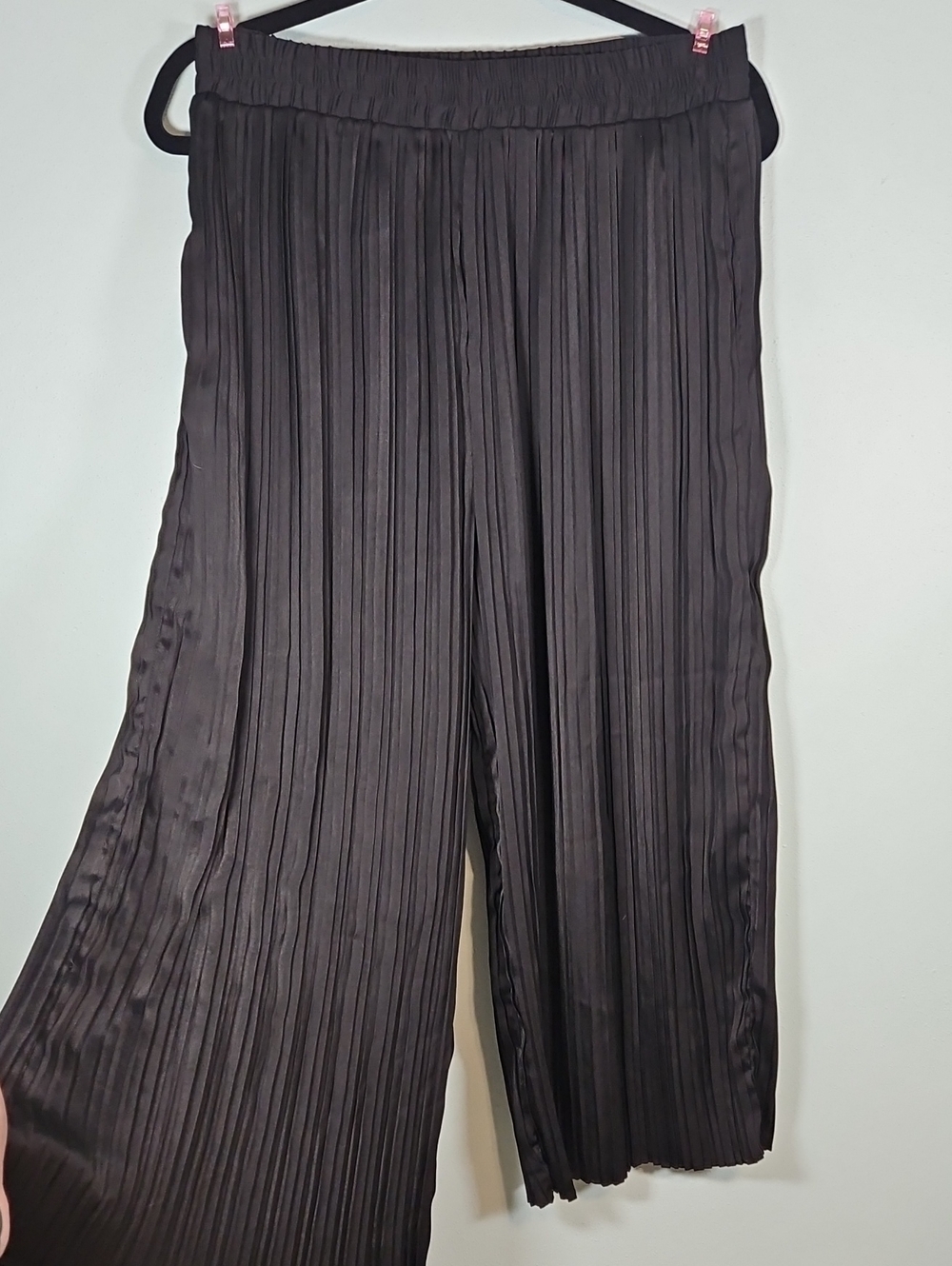 Elegant Black Pleated Wide-Leg Pants with Elastic Waist